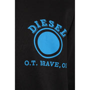 Sweat à capuche noir orné d'un logo circulaire bleu vif avec le nom de la marque et le texte en stylisé en dessous sur le devant