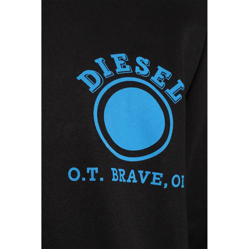 Sweat à capuche noir orné d'un logo circulaire bleu vif avec le nom de la marque et le texte en stylisé en dessous sur le devant