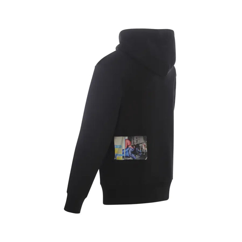 Sweat-shirt à capuche noir orné d'un imprimé photographique rectangulaire dans le bas du dos, réalisé dans un tissu noir élégant.