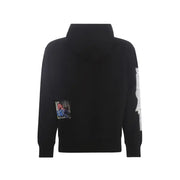 Sweat-shirt à capuche noir avec un petit écusson photo rectangulaire sur la poitrine gauche et un motif graphique blanc sur la manche droite.