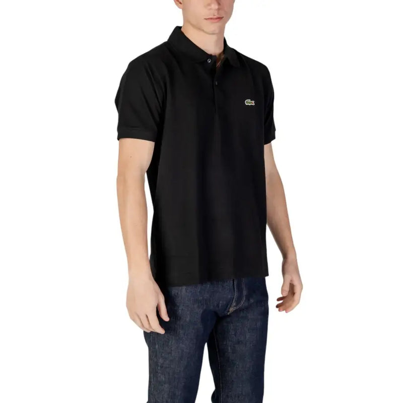 Polo Lacoste noir à manches courtes, orné d'un tissage légèrement texturé et d'un logo crocodile vert brodé.