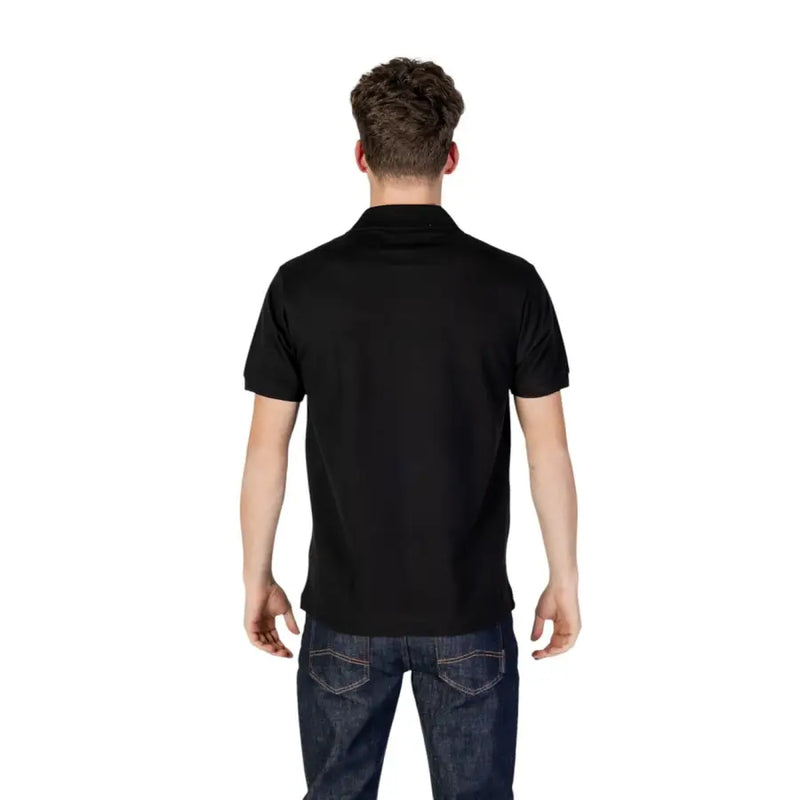 Polo Lacoste noir à manches courtes, doté d'un col classique et d'un ourlet côtelé en coton doux.
