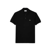 Polo Lacoste noir à manches courtes orné d'un petit logo crocodile vert et doté d'une fermeture à deux boutons.