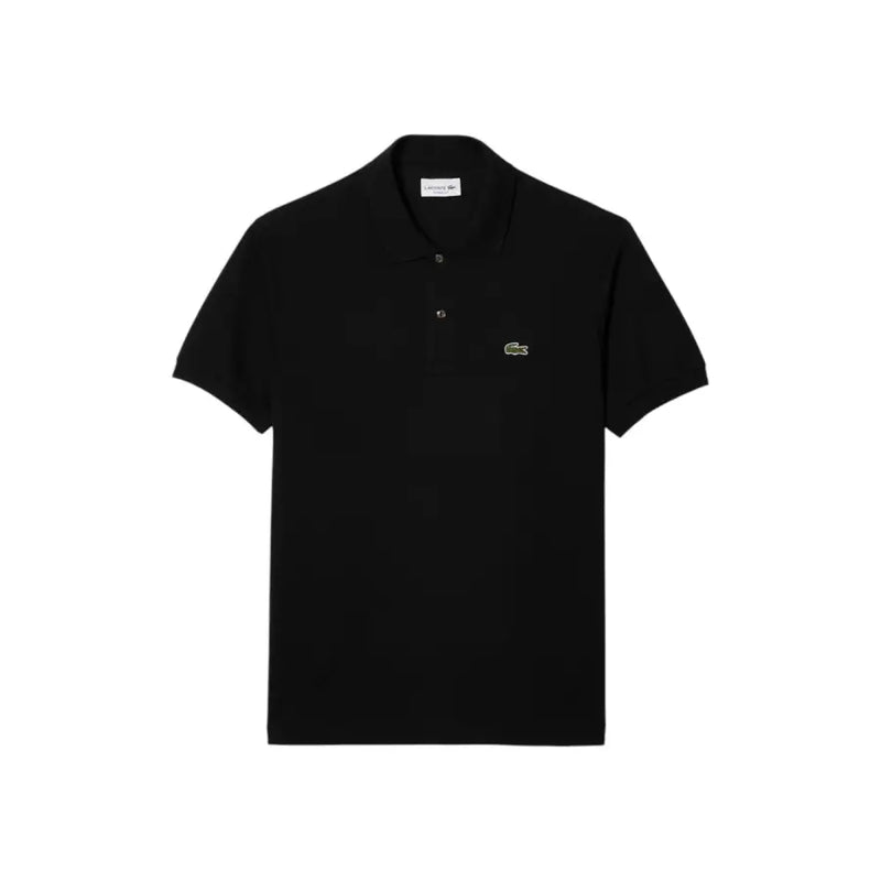 Polo Lacoste noir à manches courtes orné d'un petit logo crocodile vert et doté d'une fermeture à deux boutons.