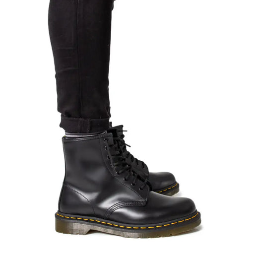 Black leather Dr. Martens boots for men, ideal for Fall Winter fashion