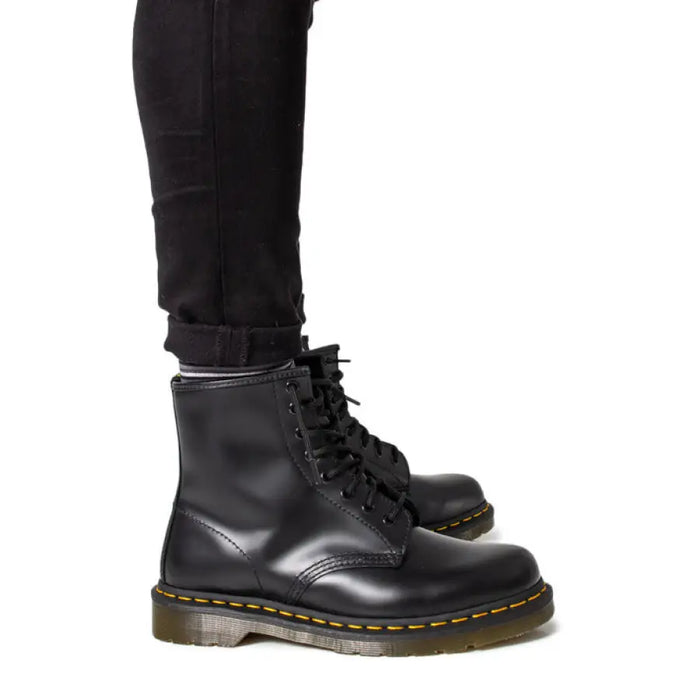 Black leather Dr. Martens boots for men, ideal for Fall Winter fashion