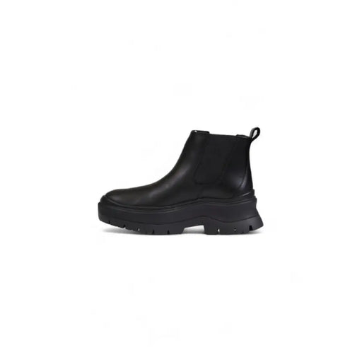 Black leather Chelsea boot with chunky sole and platform design