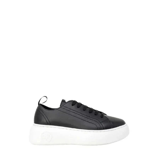 Armani Exchange Femmes Sneakers - Cuir noir avec semelle plateforme blanche épaisse