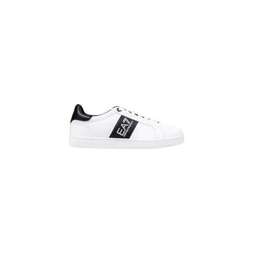 Baskets EA7 blanches avec détails et logo noirs.