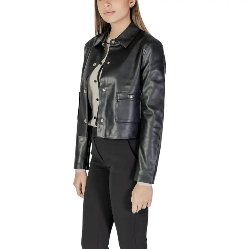 Blazer long noir en polyuréthane avec texture simili cuir, boutons argentés et une seule poche poitrine
