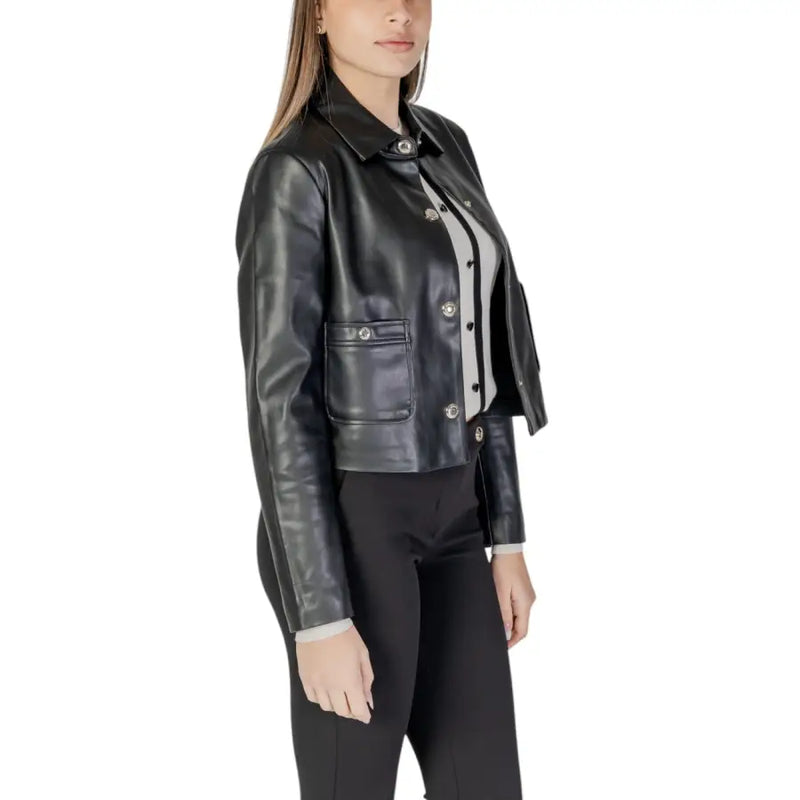 Veste courte en similicuir noir avec boutons argentés et poches à rabat, style blazer en polyuréthane