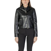 Blazer long noir en polyuréthane avec empiècements en similicuir noir, boutons argentés et deux poches avant