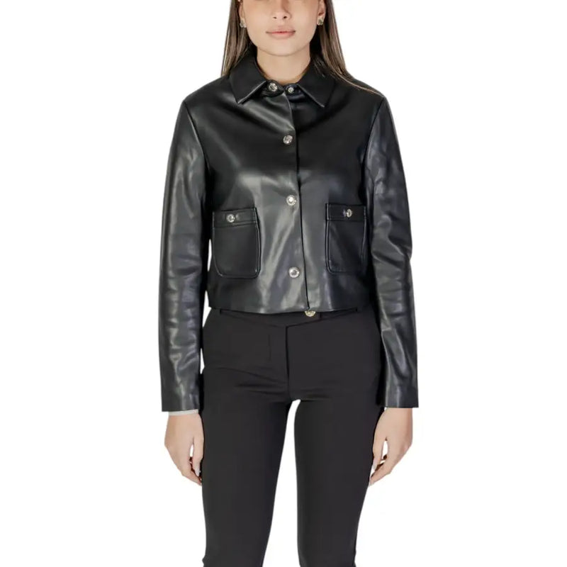 Blazer long noir en polyuréthane avec empiècements en similicuir noir, boutons argentés et deux poches avant