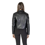 Blouson de motard en cuir noir à la finition brillante et élégante et au col classique, associé à un blazer long noir en polyuréthane à poches avant.