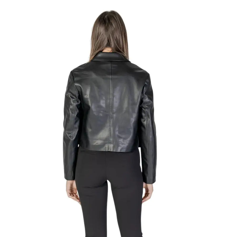 Blouson de motard en cuir noir à la finition brillante et élégante et au col classique, associé à un blazer long noir en polyuréthane à poches avant.