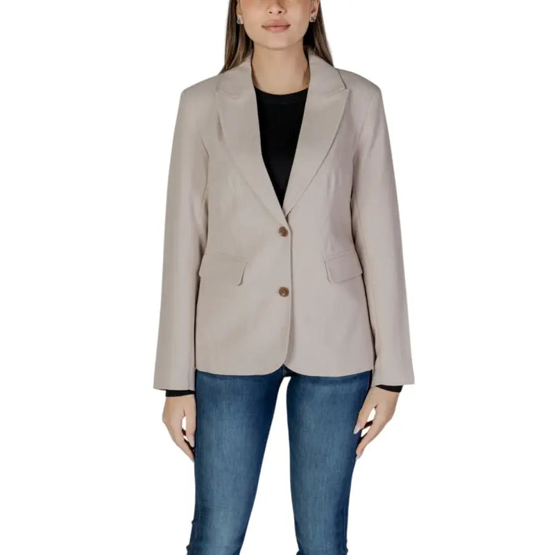 Blazer noir à manches longues avec col à revers cranté et poches avant