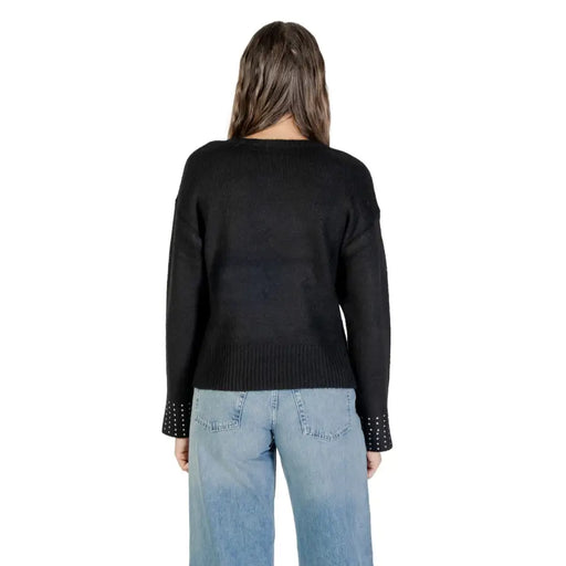 Pull noir à manches longues et col rond en maille pour femme avec poignets cloutés