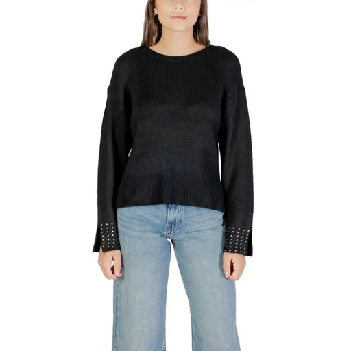 Pull noir à manches longues et col rond en maille, avec poignets côtelés et clous argentés