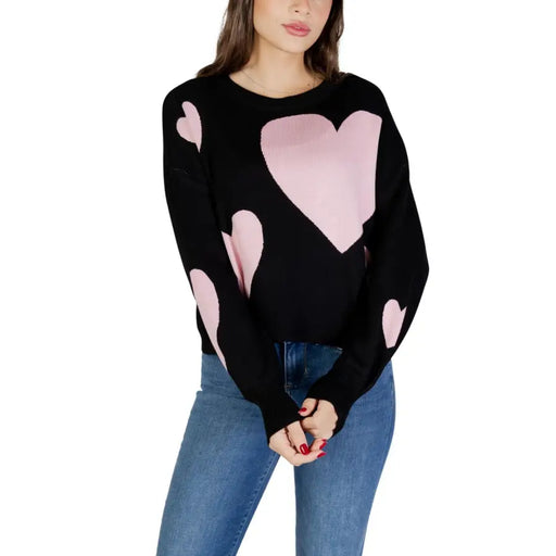 Pull en viscose noir à manches longues top avec des motifs de cœurs roses