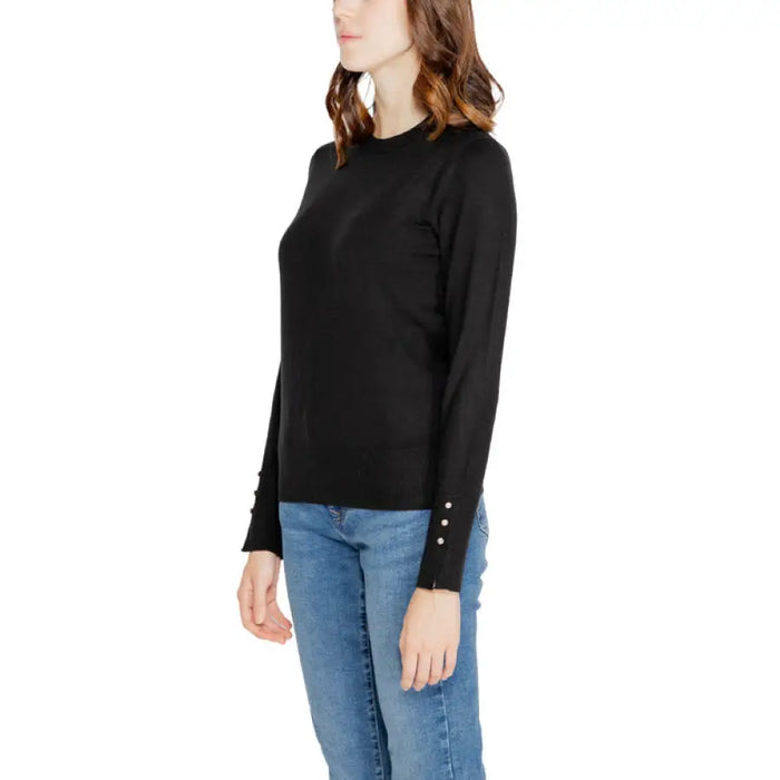 Black women’s long-sleeve sweater with buttoned cuffs, stylish and comfortable fashion piece