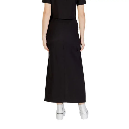 Black maxi skirt with front slit displayed in the product listing