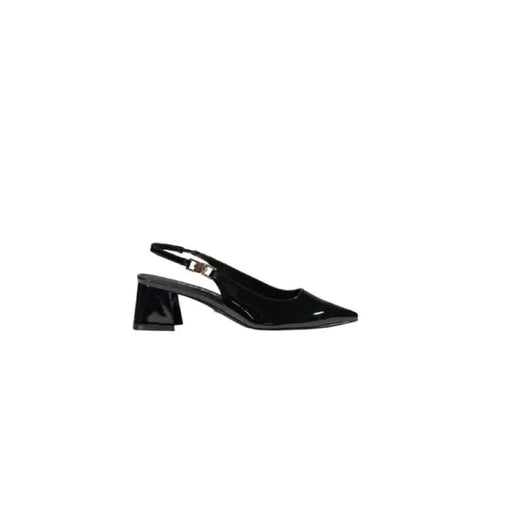Escarpins à bride arrière en cuir verni noir présentés dans Guess Sandales roses à talons carrés pour femmes