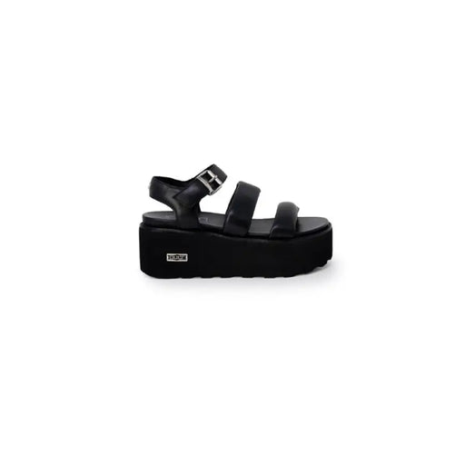 Black platform sandal for women with thick sole and stylish design
