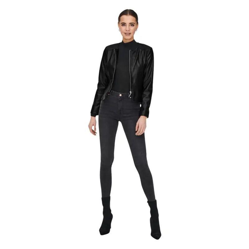 Blazer long noir en polyuréthane pour femme, style bomber, en similicuir noir, avec fermeture éclair sur le devant et détails de coutures.