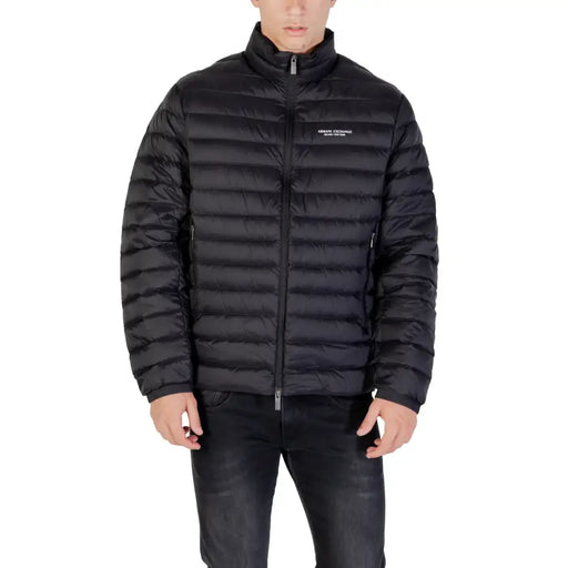 Doudoune matelassée noire pour homme présentée sur un mannequin pour la mode hivernale