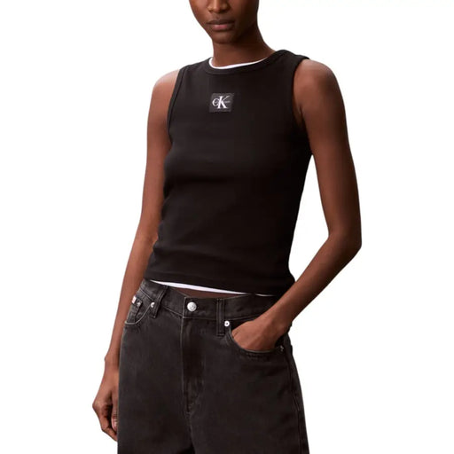débardeur noir côtelé top avec bordure blanche et petit logo de Calvin Klein Jeans Collection Femme