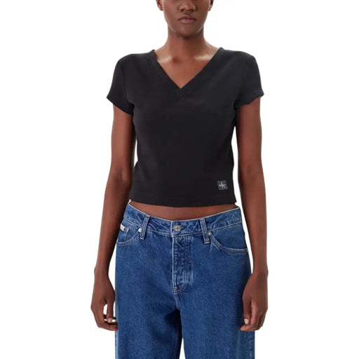 Haut court à manches courtes et col en V côtelé noir top affiché avec Calvin Klein Jeans T-shirt blanc à col en V pour femme