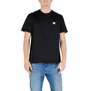 Col rond noir à manches courtes t-shirt confectionné en coton doux avec un petit blanc Calvin Klein Écusson logo sur la poitrine gauche