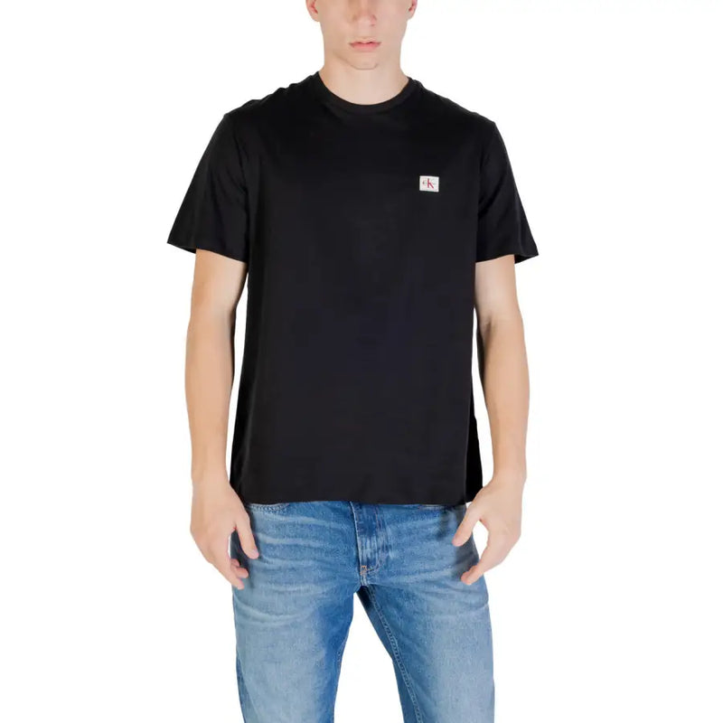 Col rond noir à manches courtes t-shirt confectionné en coton doux avec un petit blanc Calvin Klein Écusson logo sur la poitrine gauche