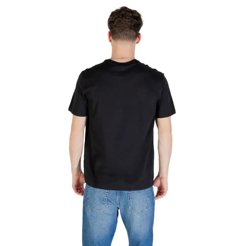 Col rond noir à manches courtes t-shirt Fabriqué en tissu de coton doux, idéal pour une tenue décontractée et quotidienne.