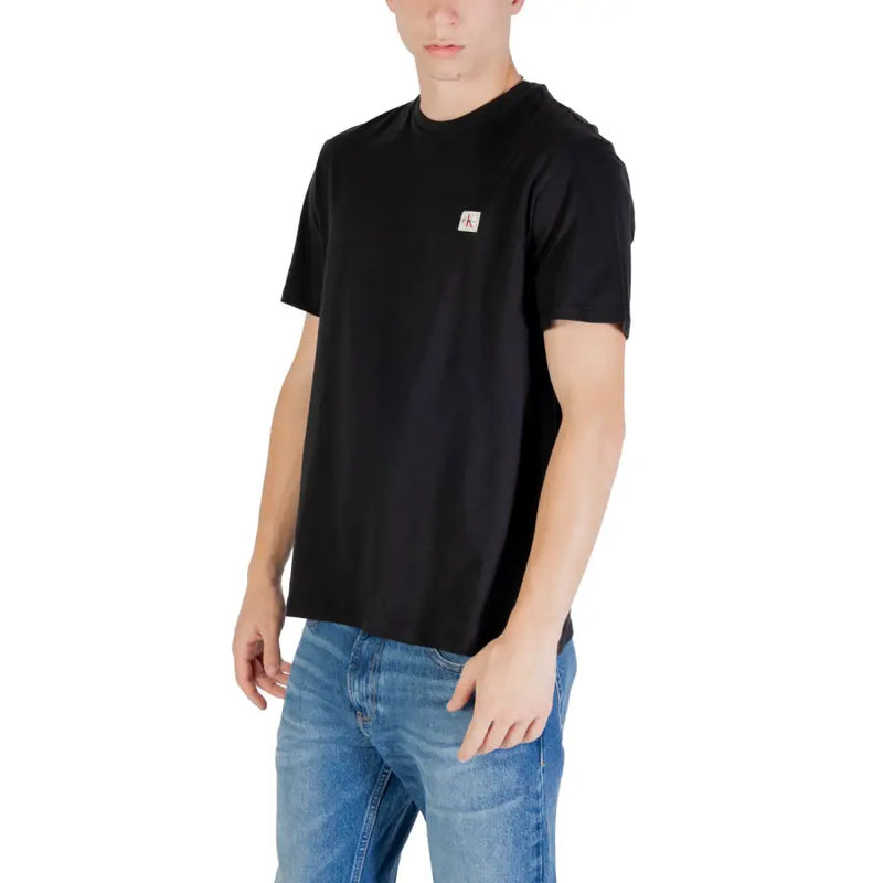 Col rond noir à manches courtes t-shirt en coton avec un petit blanc Calvin Klein Écusson logo sur la poitrine gauche