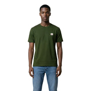 Col rond noir à manches courtes t-shirt en coton vert olive avec un petit blanc Calvin Klein Écusson logo sur la poitrine gauche