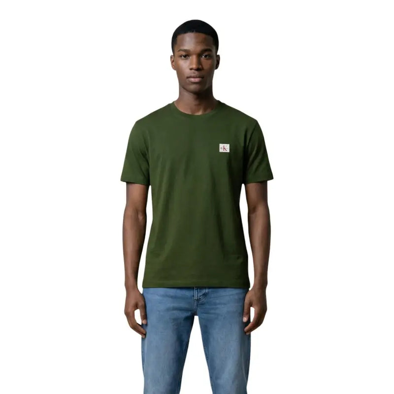 Col rond noir à manches courtes t-shirt en coton vert olive avec un petit blanc Calvin Klein Écusson logo sur la poitrine gauche