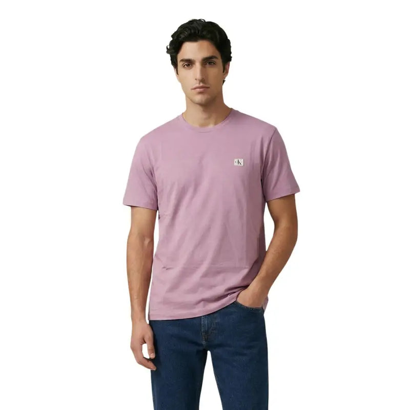 Col rond noir à manches courtes t-shirt avec une douce lavande Calvin Klein Tissu avec broderies discrètes sur la poitrine