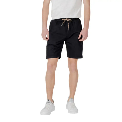 Short noir à cordon présenté dans un cordon beige Shorts image du produit