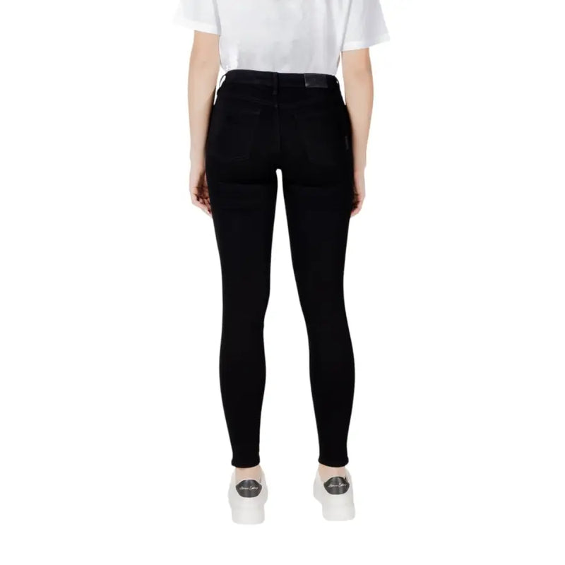 Jean skinny noir uni, coupe ajustée et élégante, taille haute.