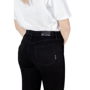 Jean skinny noir à la coupe slim élégante, orné de surpiqûres discrètes et confectionné dans un denim de haute qualité.