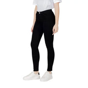 Jean skinny noir à la coupe élégante et moulante, taille haute, en tissu noir lisse