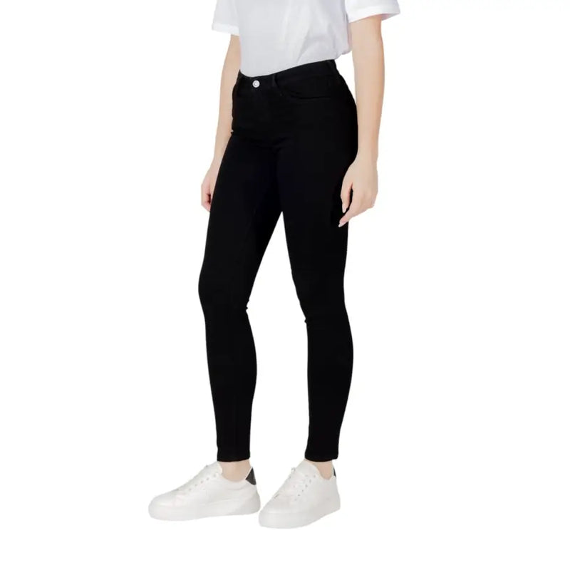 Jean skinny noir à la coupe élégante et moulante, taille haute, en tissu noir lisse