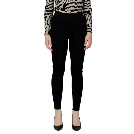 Black stretch leggings for women, ideal for fall and winter fashion styles