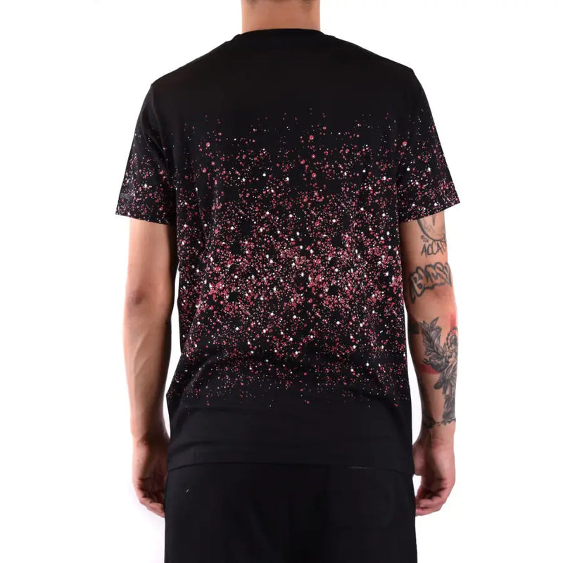 T-shirt noir à manches courtes orné de paillettes roses et argentées en dégradé des épaules à l'ourlet