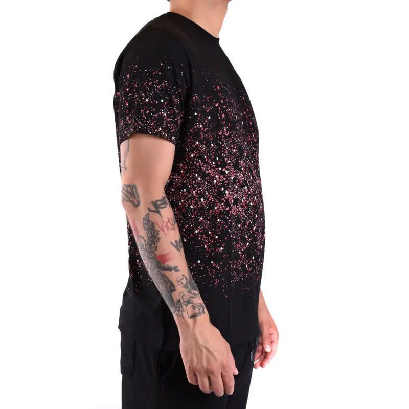 T-shirt noir à manches courtes avec un motif à paillettes dégradées roses et argentées sur un tissu doux