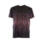 T-shirt noir à manches courtes orné d'un imprimé moucheté rose et blanc dégradé, idéal pour une tenue décontractée.