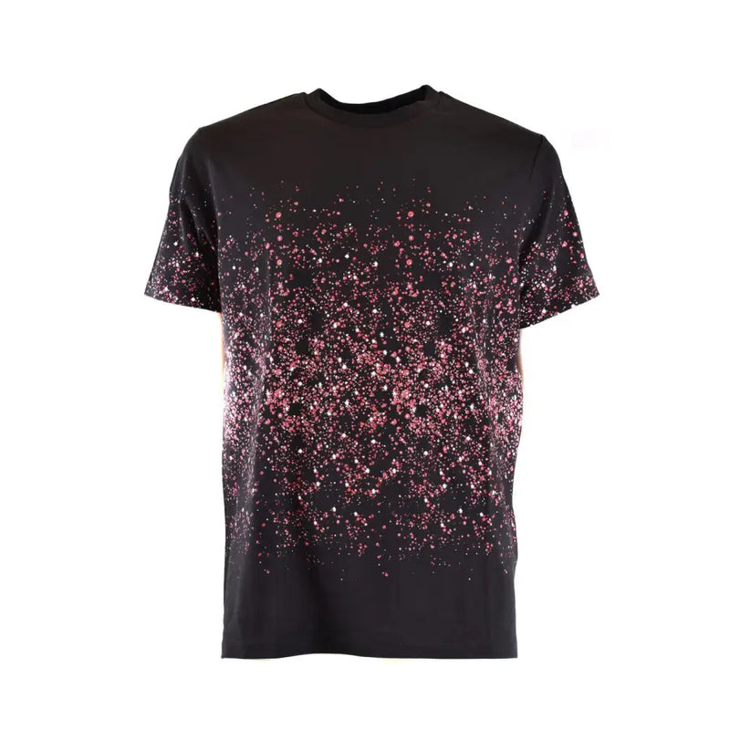 T-shirt noir à manches courtes orné d'un imprimé moucheté rose et blanc dégradé, idéal pour une tenue décontractée.