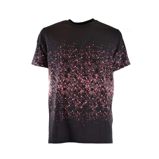 T-shirt noir à manches courtes orné d'un imprimé moucheté rose et blanc dégradé, idéal pour une tenue décontractée.