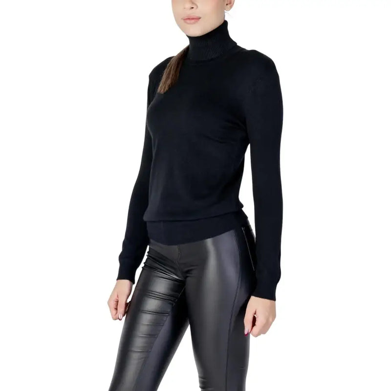 Pull en maille noire à col roulé et manches longues pour femme, avec col et poignets côtelés